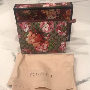 BRAND NEW NEVER USED FLORAL GUCCI CLUTCH